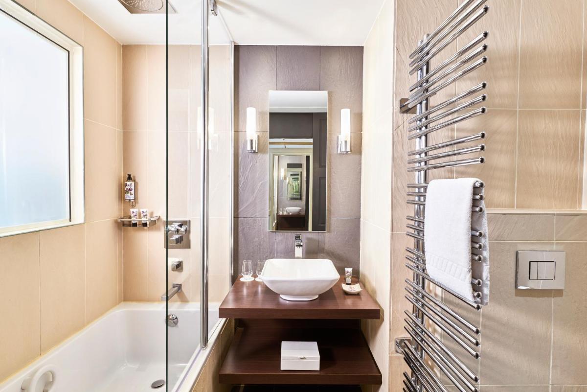 Salle de bains dans l'établissement Hôtel Barrière Le Gray d'Albion
