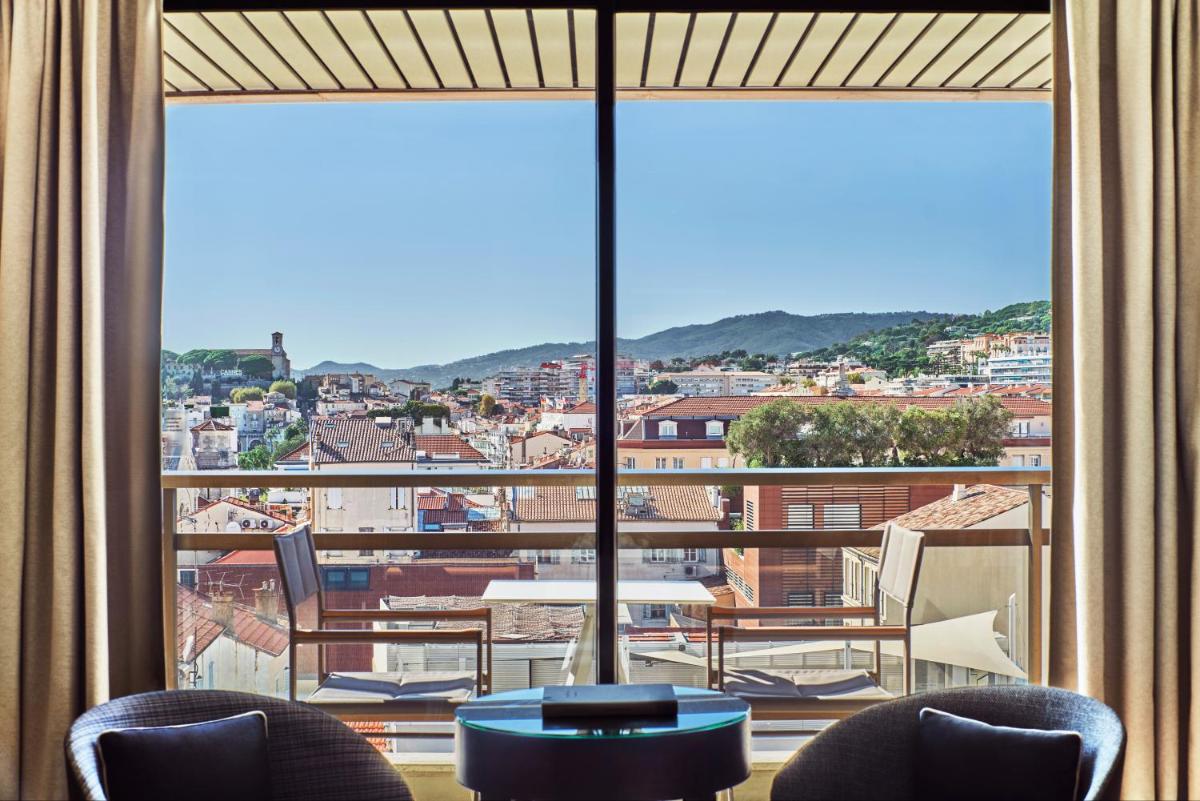 Vue générale sur la montagne ou vue sur la montagne depuis l'hôtel