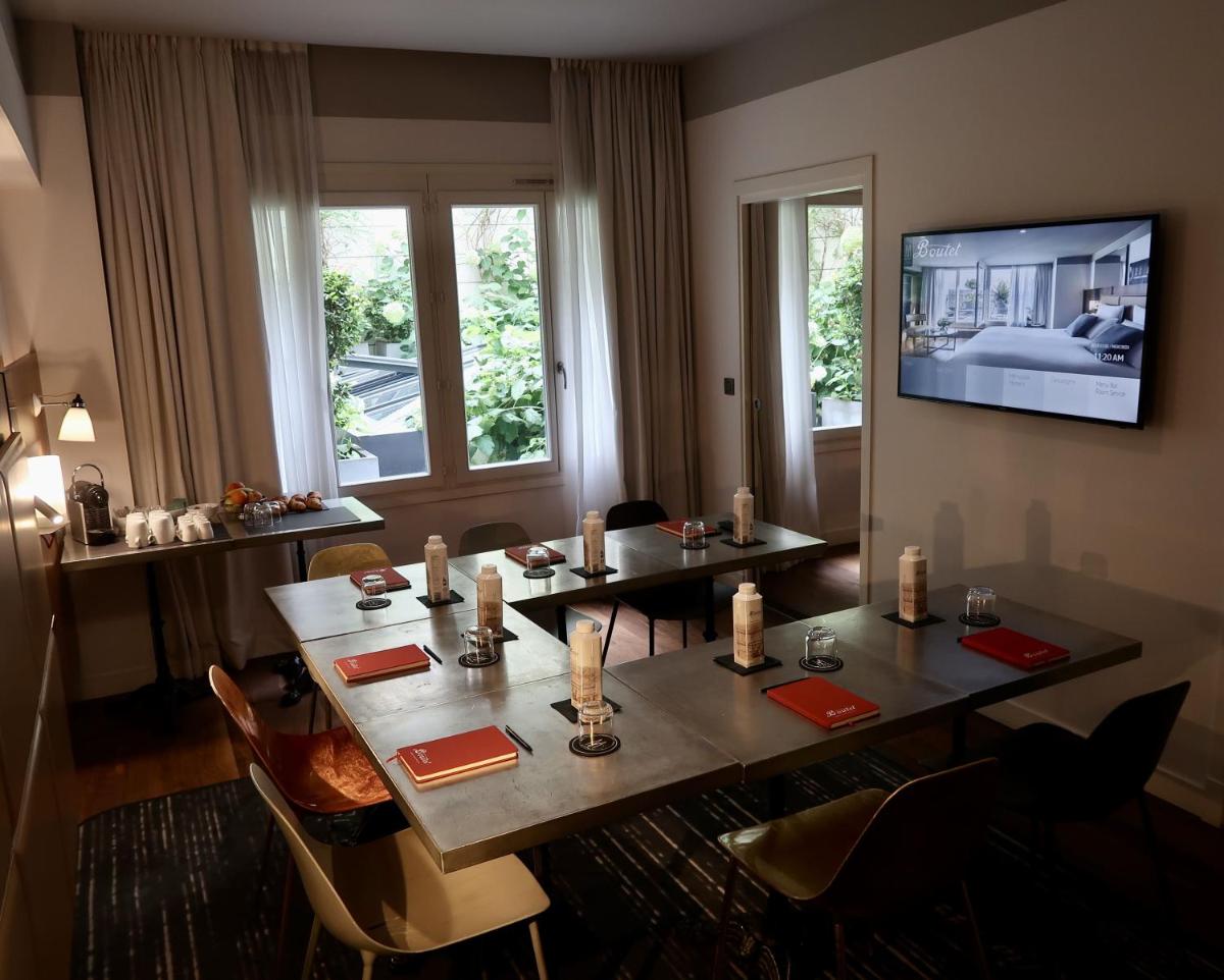 Télévision ou salle de divertissement dans l'établissement Boutet Bastille Hotel Paris - MGallery Collection