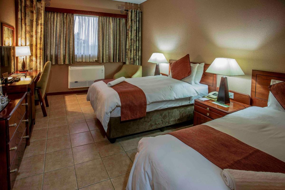 M'kango Golfview Hotel - Housity
