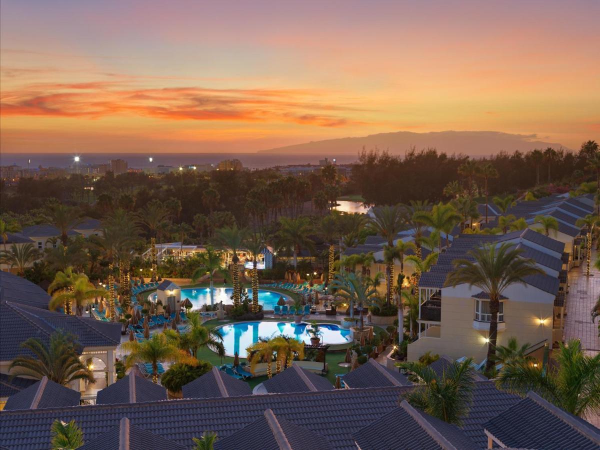 Una vista aérea de un complejo turístico con piscina. en Gran Oasis Resort, en Playa de las Américas