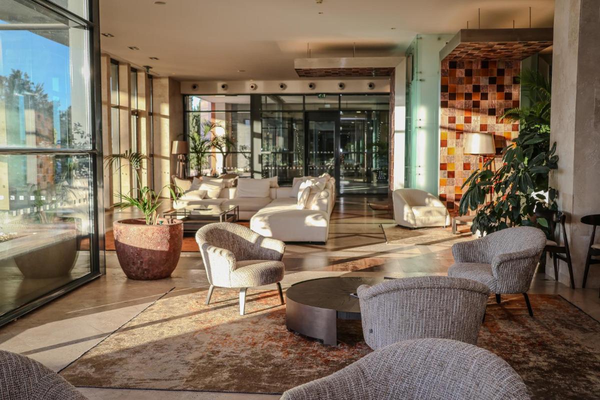 Uma área de estar em Real Marina Hotel & Spa