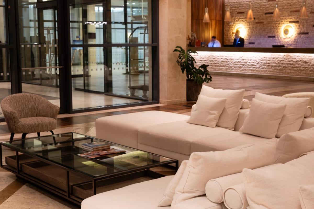 Uma área de estar em Real Marina Hotel & Spa