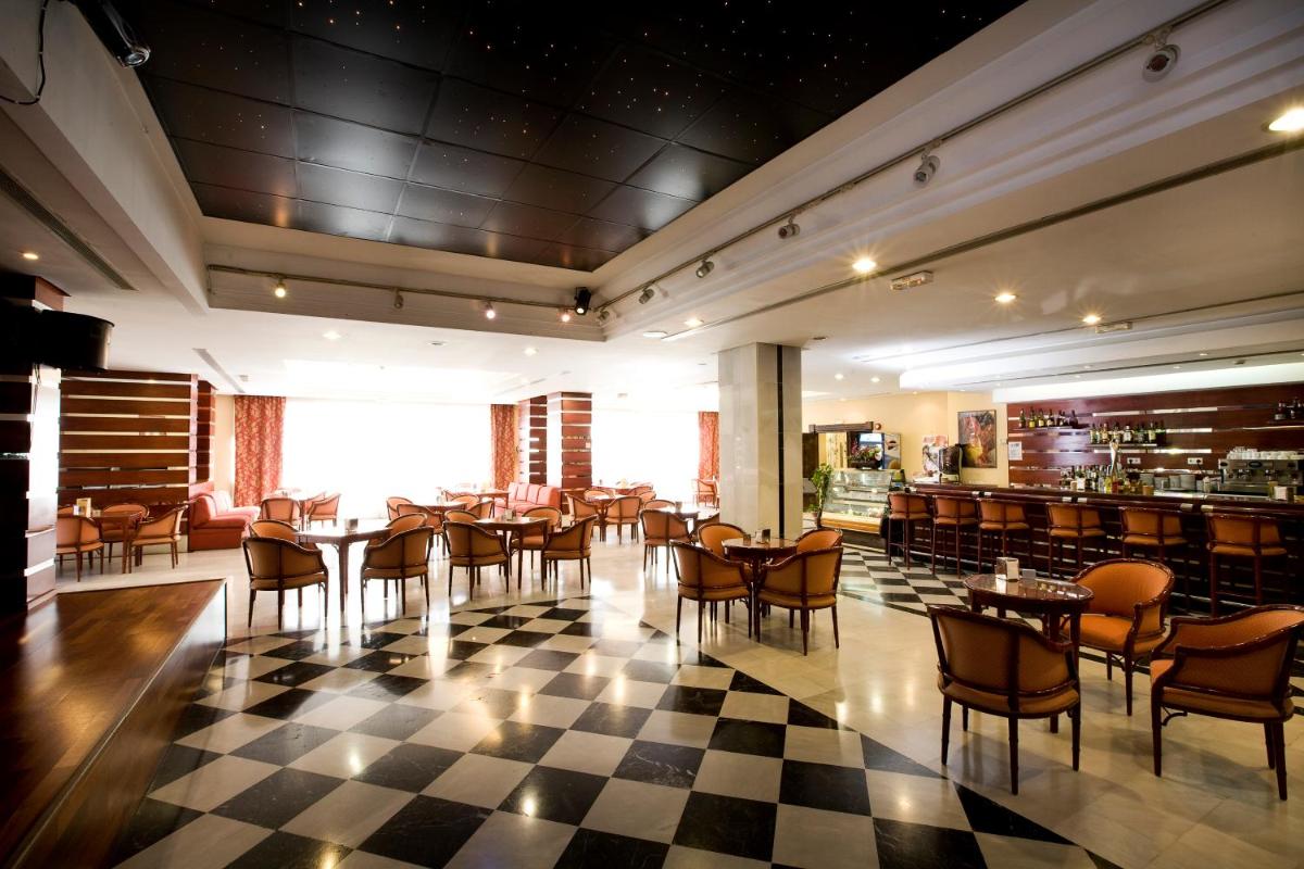 Un restaurante o sitio para comer en Aparthotel Monarque Sultán
