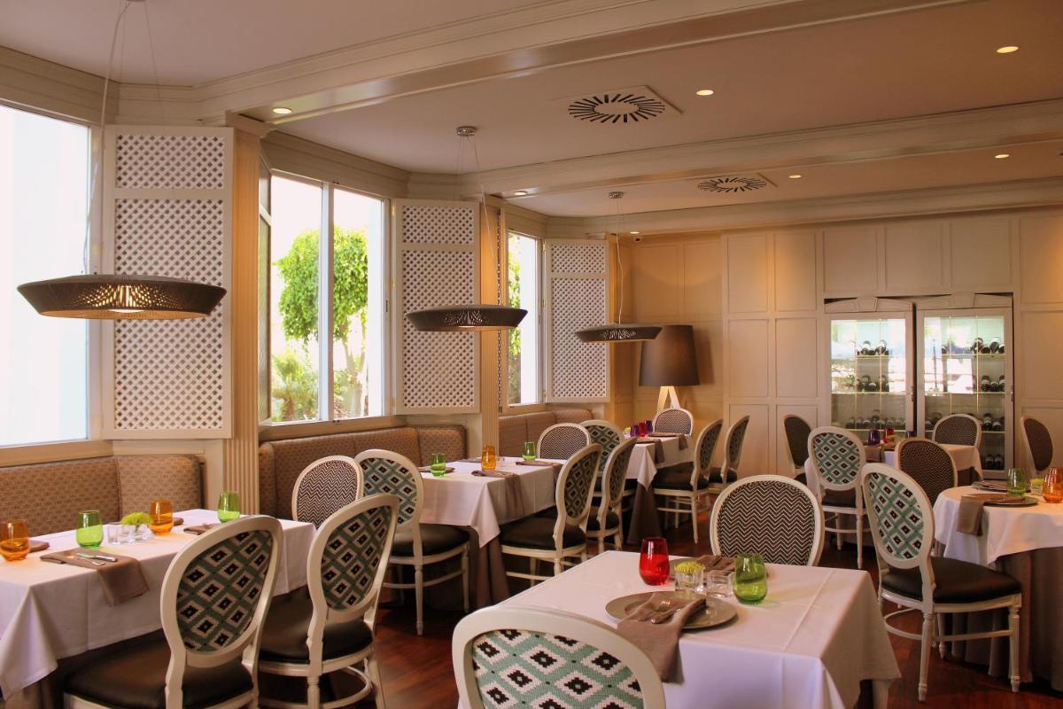 Un restaurante o sitio para comer en Aparthotel Monarque Sultán
