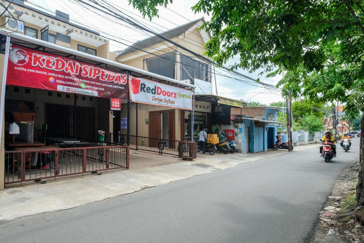 RedDoorz Syariah near Stasiun Gubeng 2 - Housity