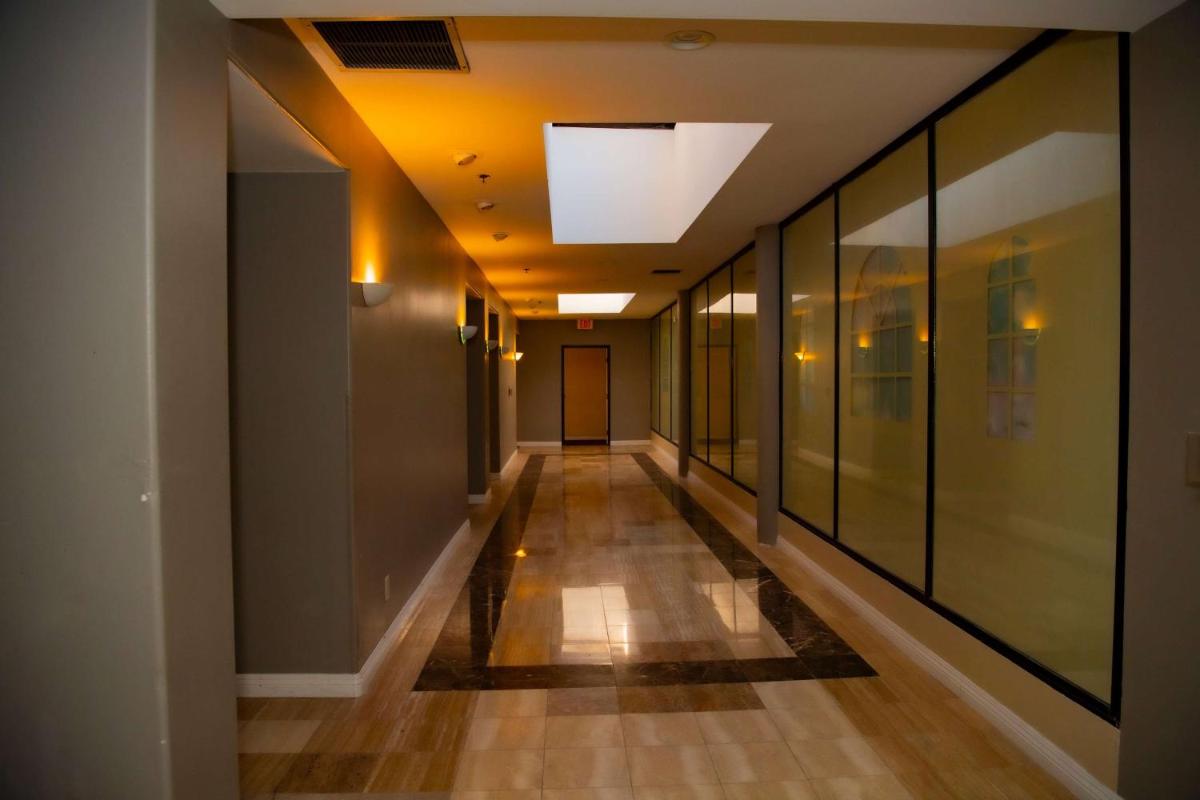 Ramada Plaza by Wyndham Garden Grove/Anaheim South - Housity