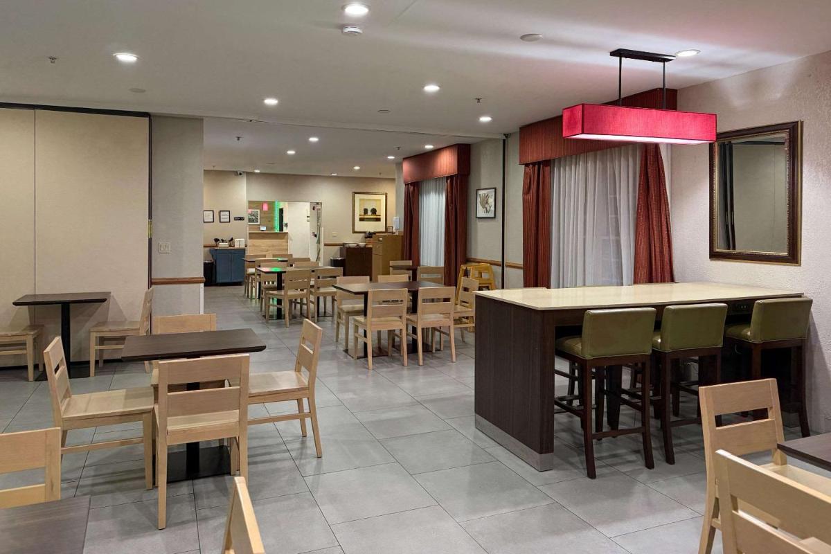 Country Inn & Suites by Radisson, Elgin, IL - Housity