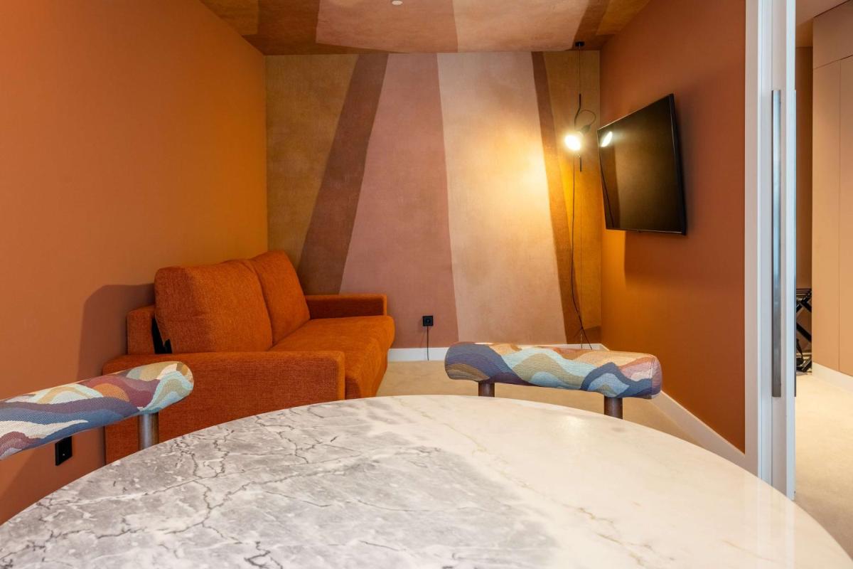 Uma televisão e/ou sistema de entretenimento em Cenica Porto Hotel, Curio Collection By Hilton