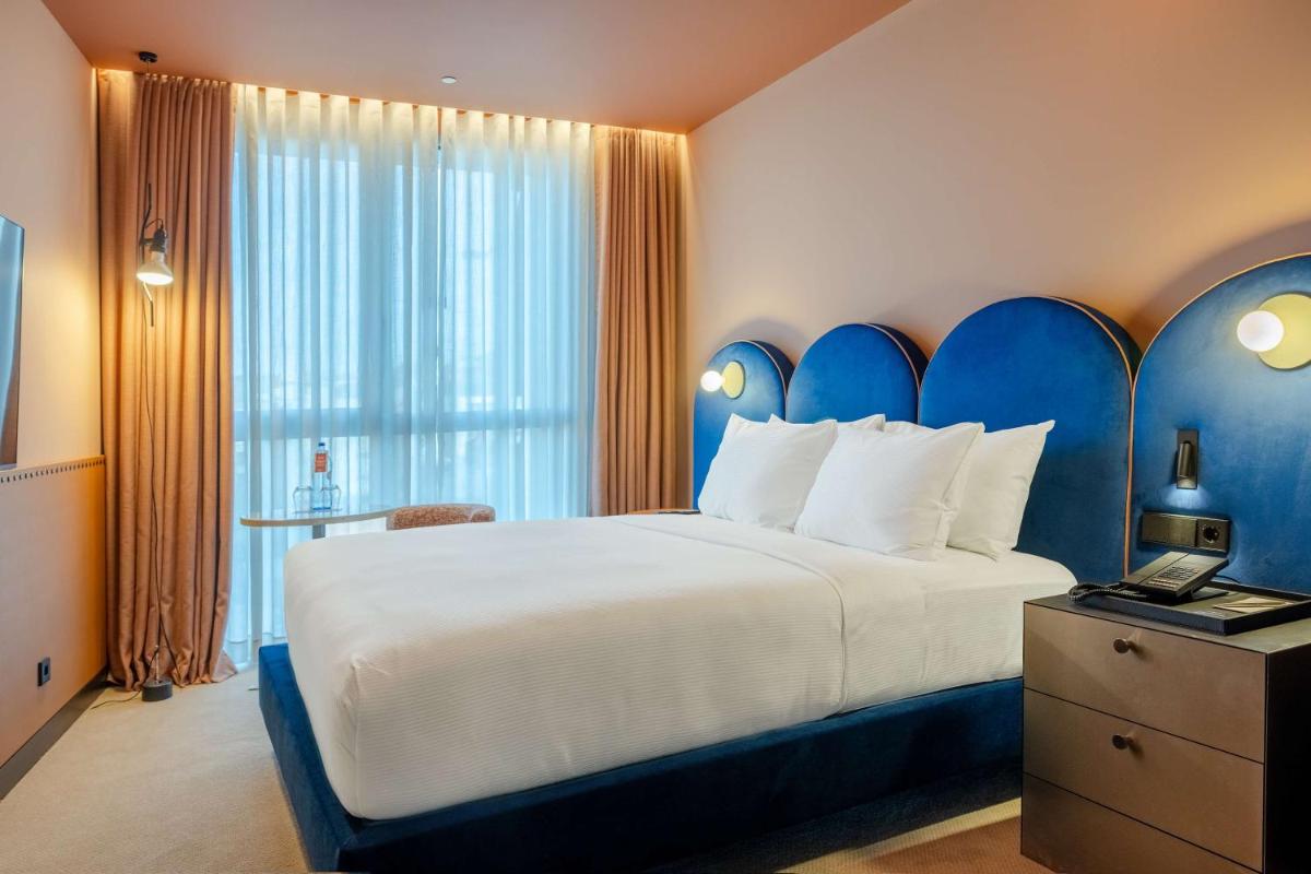 Uma cama ou camas num quarto em Cenica Porto Hotel, Curio Collection By Hilton