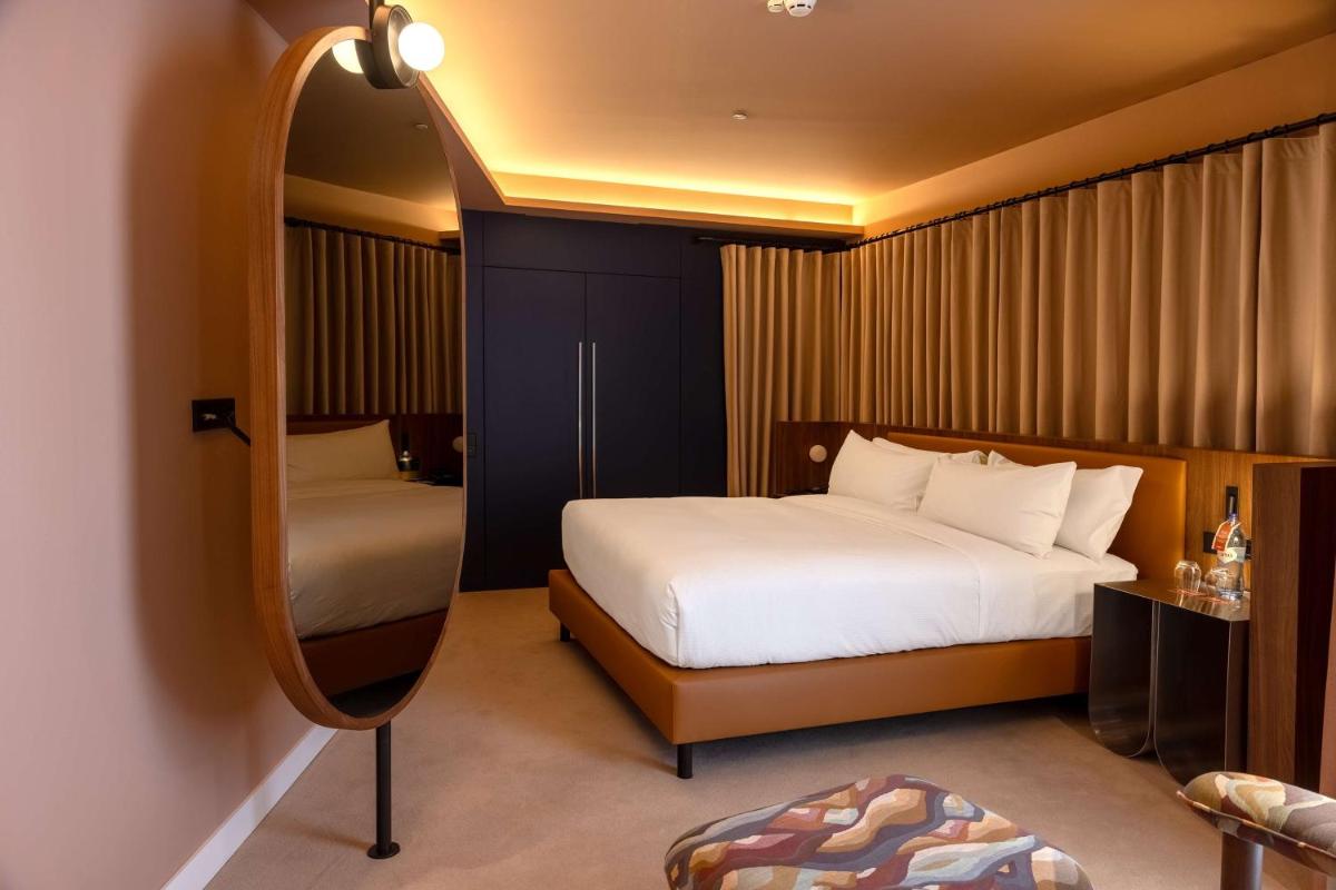 Uma cama ou camas num quarto em Cenica Porto Hotel, Curio Collection By Hilton