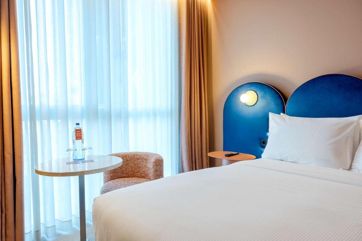 Uma cama ou camas num quarto em Cenica Porto Hotel, Curio Collection By Hilton