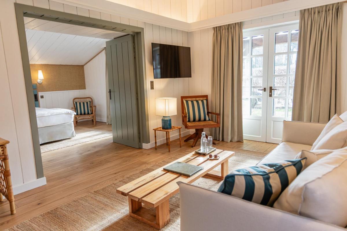 un salon avec un canapé et une table dans l'établissement Les Sources de Caudalie, à Martillac 37 autres photos