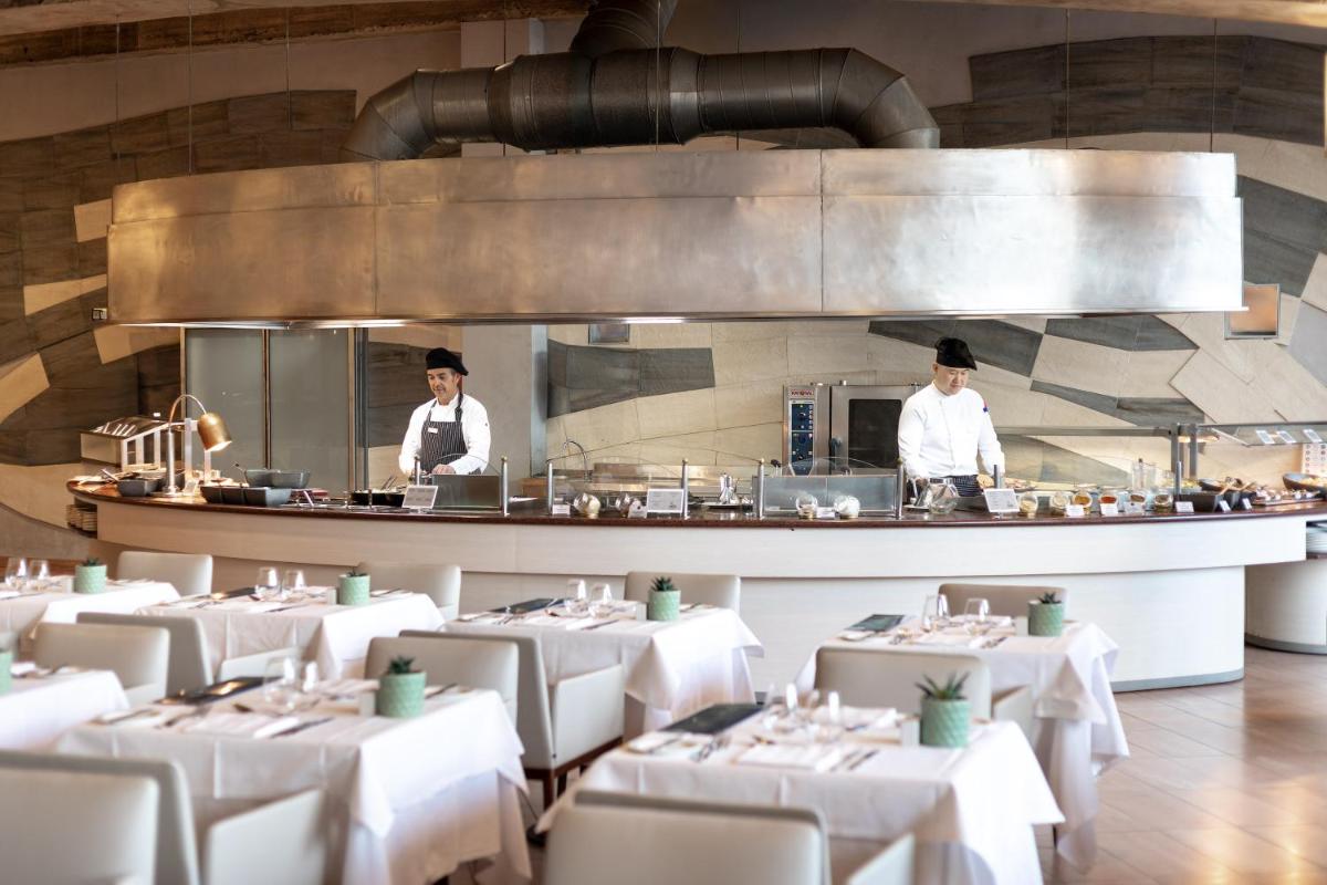 Un restaurante o sitio para comer en MUR Faro Jandia Fuerteventura & Spa