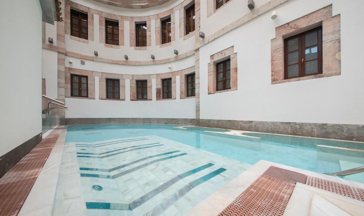 una piscina en un edificio con un edificio en Blau Gran Hotel Las Caldas - Adults Only, en Las Caldas