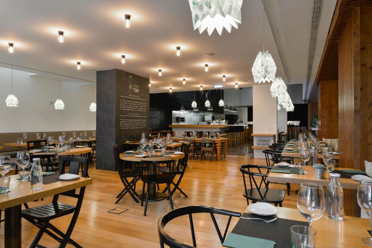 Um restaurante ou outro lugar para comer em Inspira Liberdade Boutique Hotel