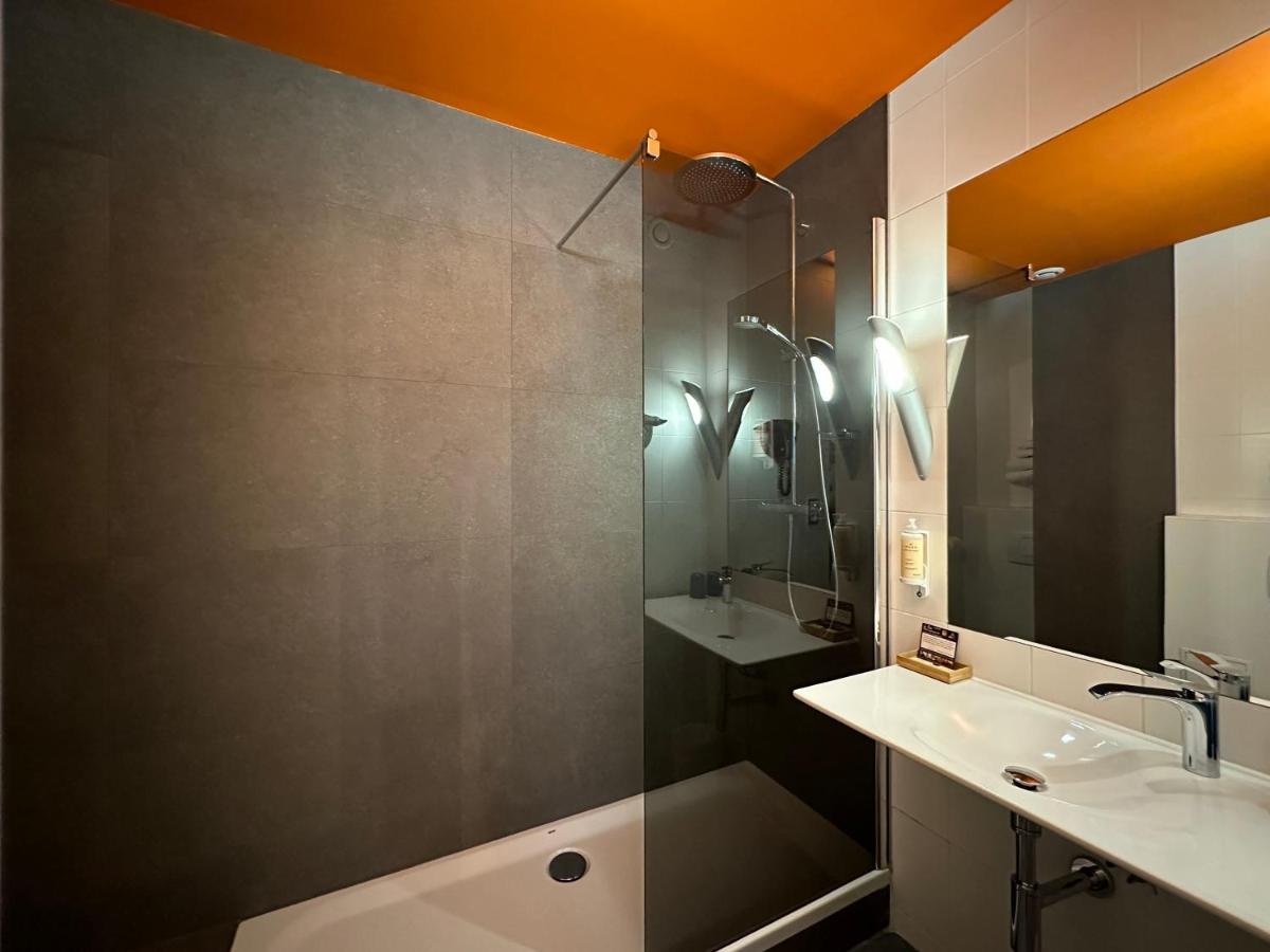 Salle de bains dans l'établissement The Originals Boutique, Hôtel de la Paix, Brest