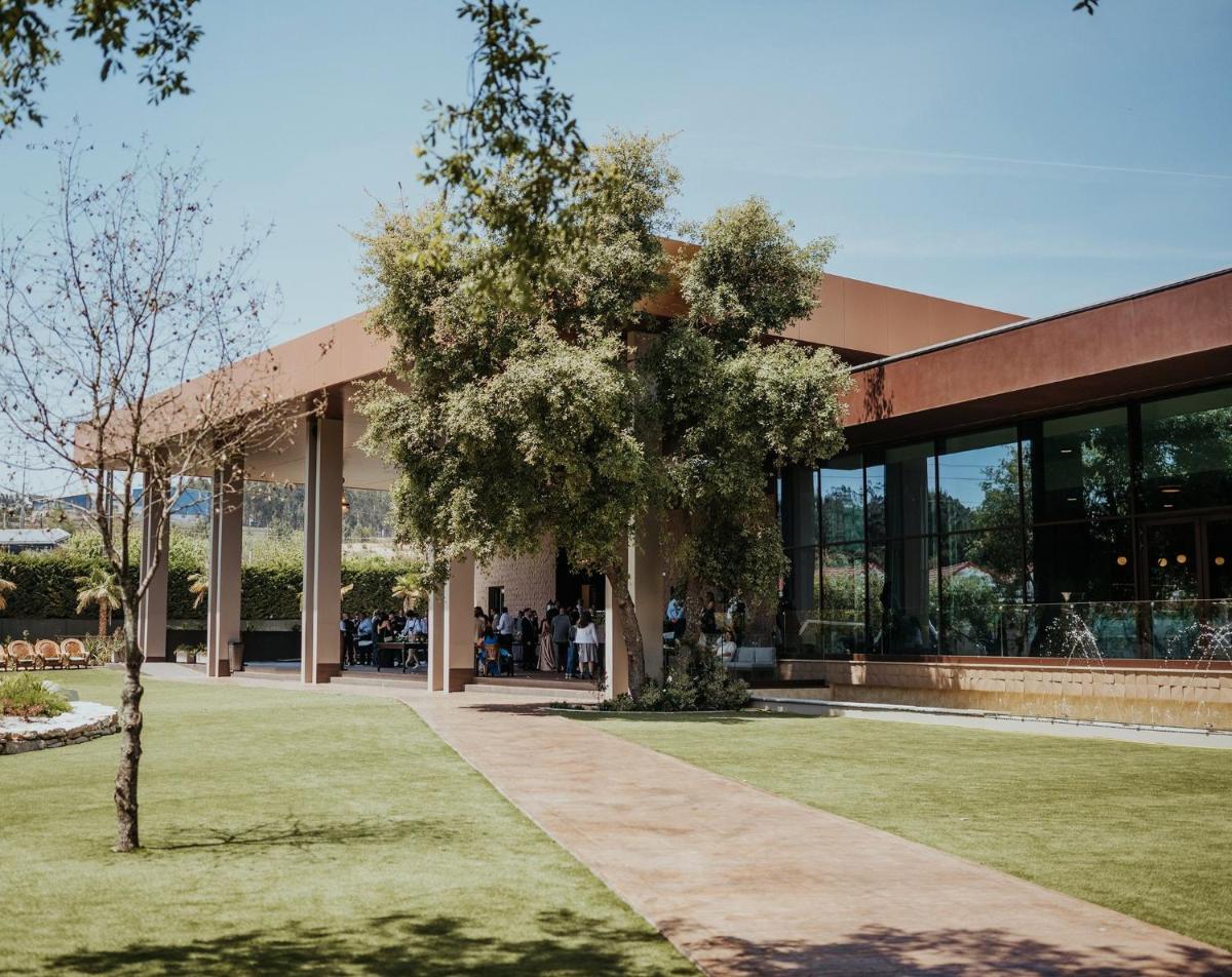 Um jardim no exterior de Hotel Leiriartem by Grupo Quinta dos Lagos