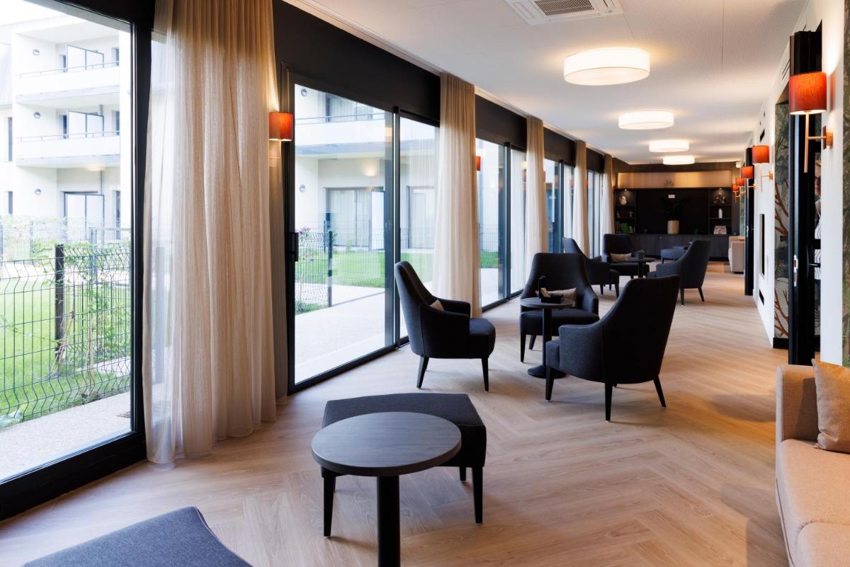 Coin salon dans l'établissement Les Boréales - Appart'hotel & Restaurant
