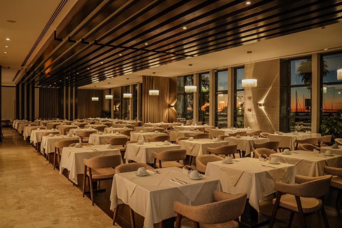 Um restaurante ou outro lugar para comer em Real Marina Hotel & Spa