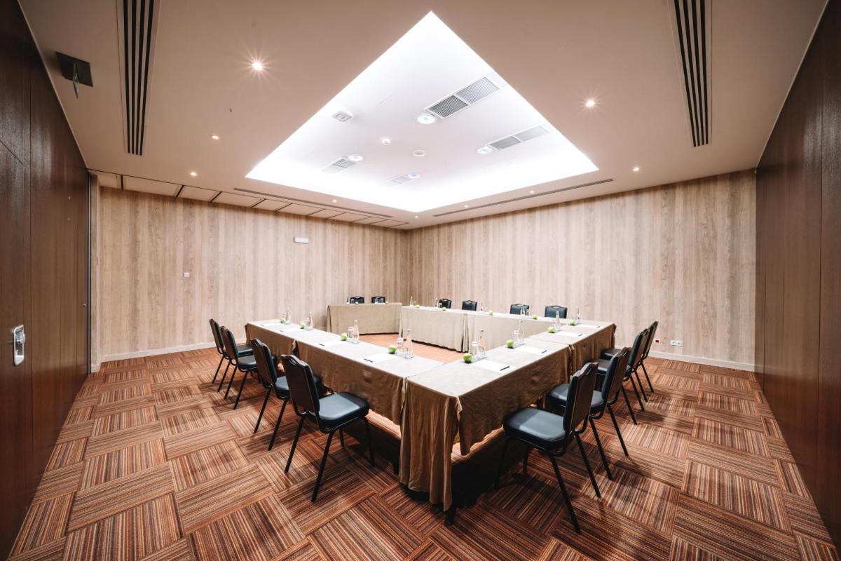 A área empresarial e/ ou a sala de conferências de Real Marina Hotel & Spa