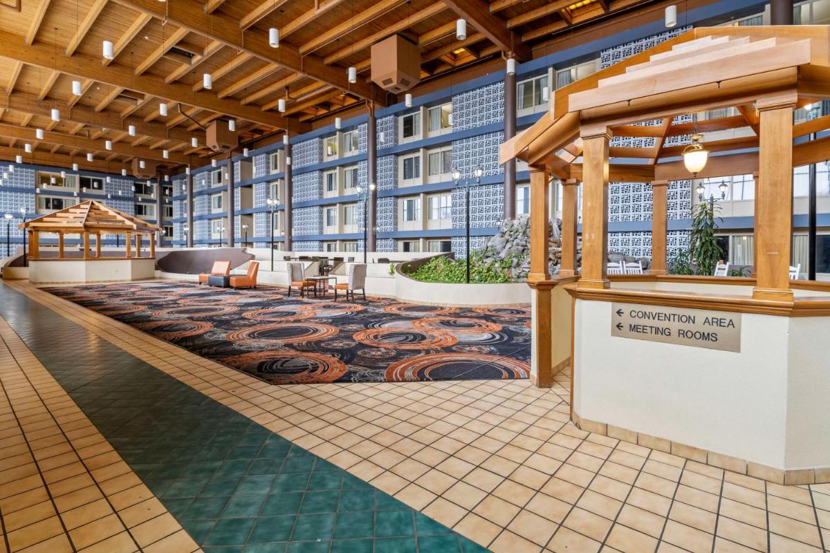 Clarion Hotel Airport & Conference Center - Housity