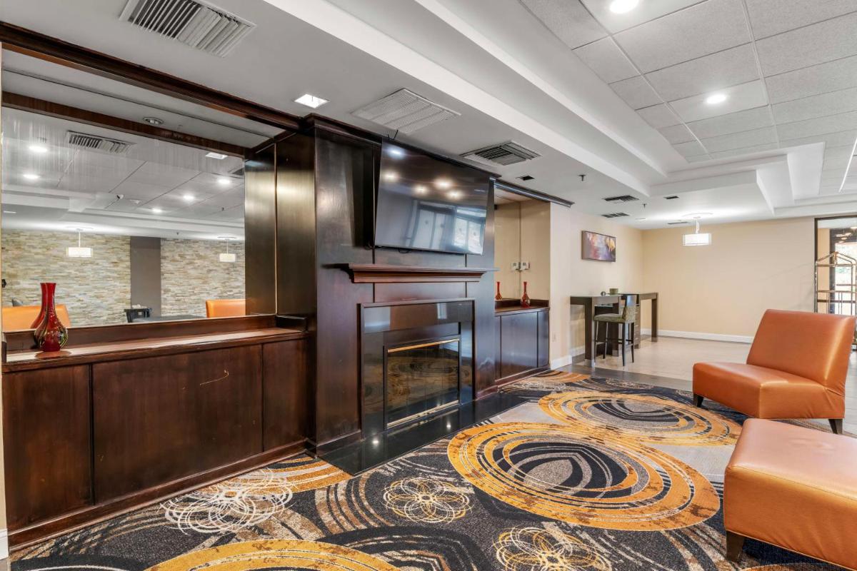 Clarion Hotel Airport & Conference Center - Housity