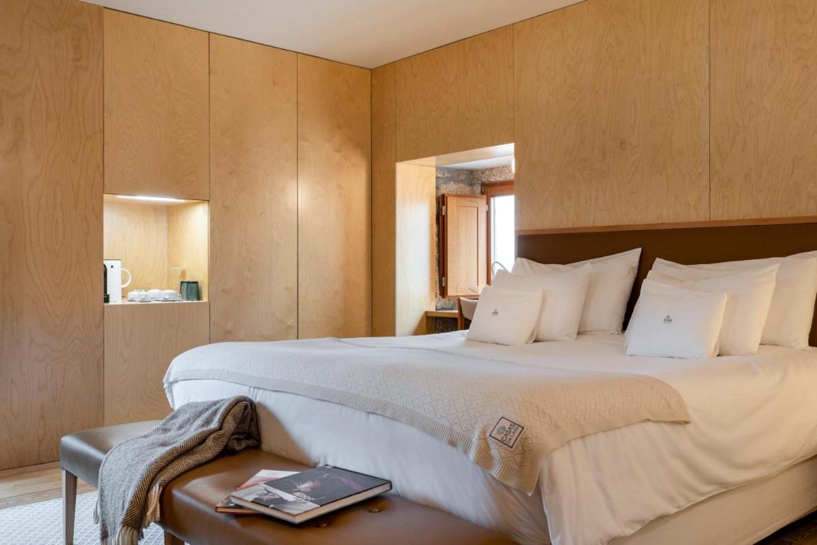 Uma cama ou camas num quarto em Casas Da Lapa, Nature & Spa Hotel