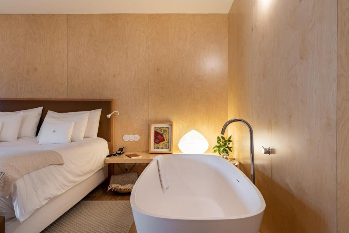 Uma cama ou camas num quarto em Casas Da Lapa, Nature & Spa Hotel