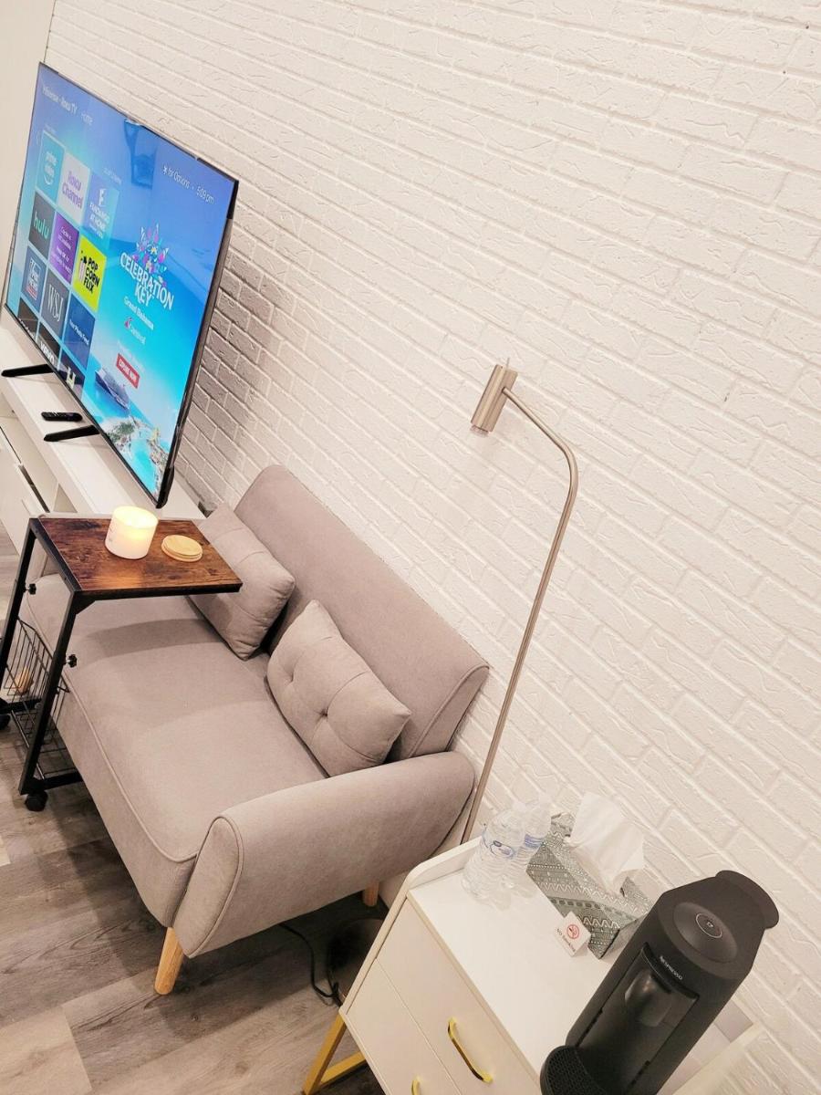 Private studio guesthouse in Watertown CT - Housity