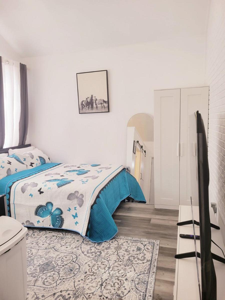 Private studio guesthouse in Watertown CT - Housity