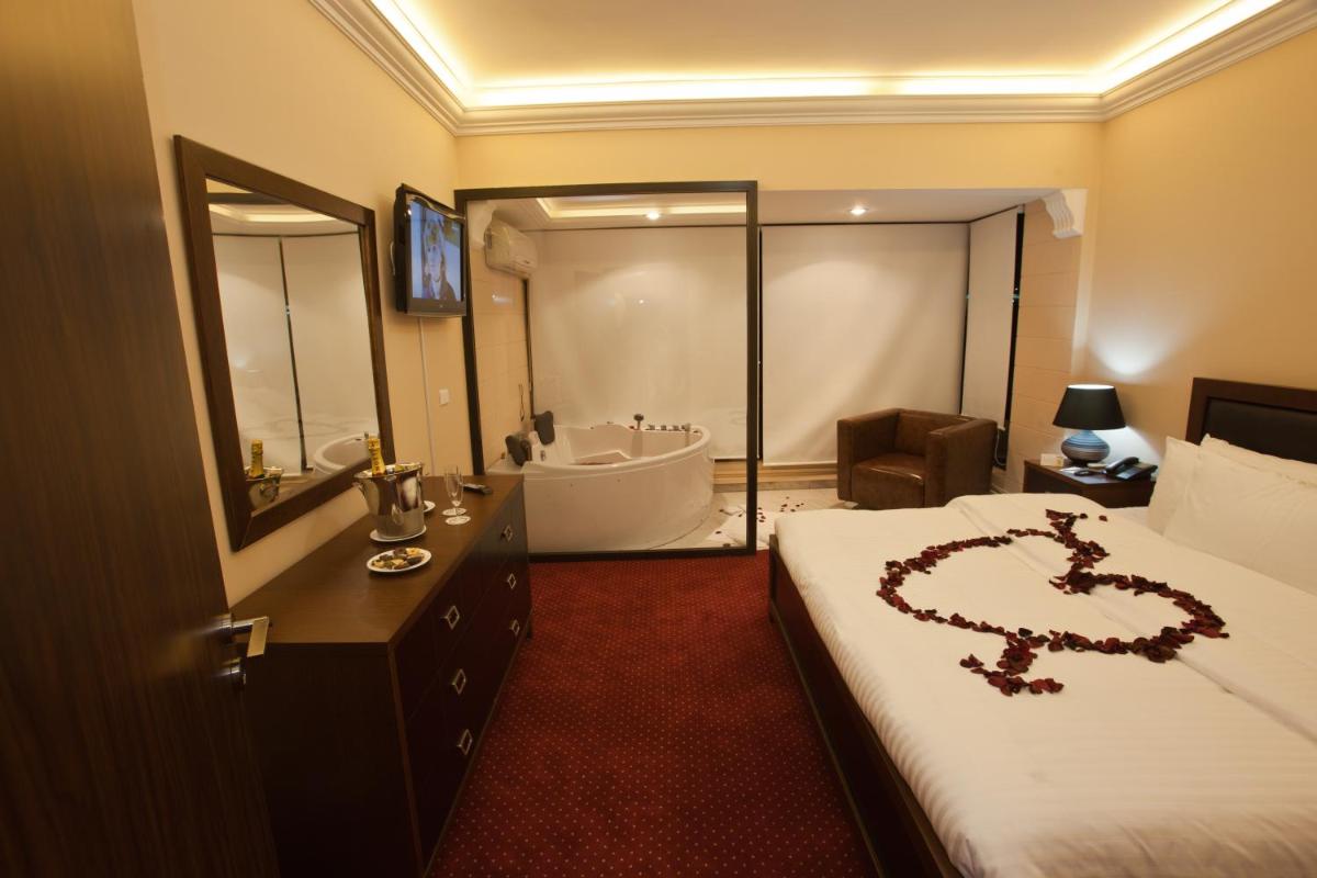 Queens Land Hotel - Housity