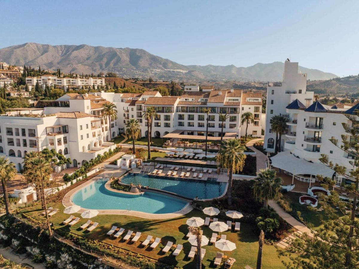 Una vista aérea de un complejo turístico con piscina. en La Zambra Resort Mijas - Marbella - The Unbound Collection by Hyatt, en Mijas