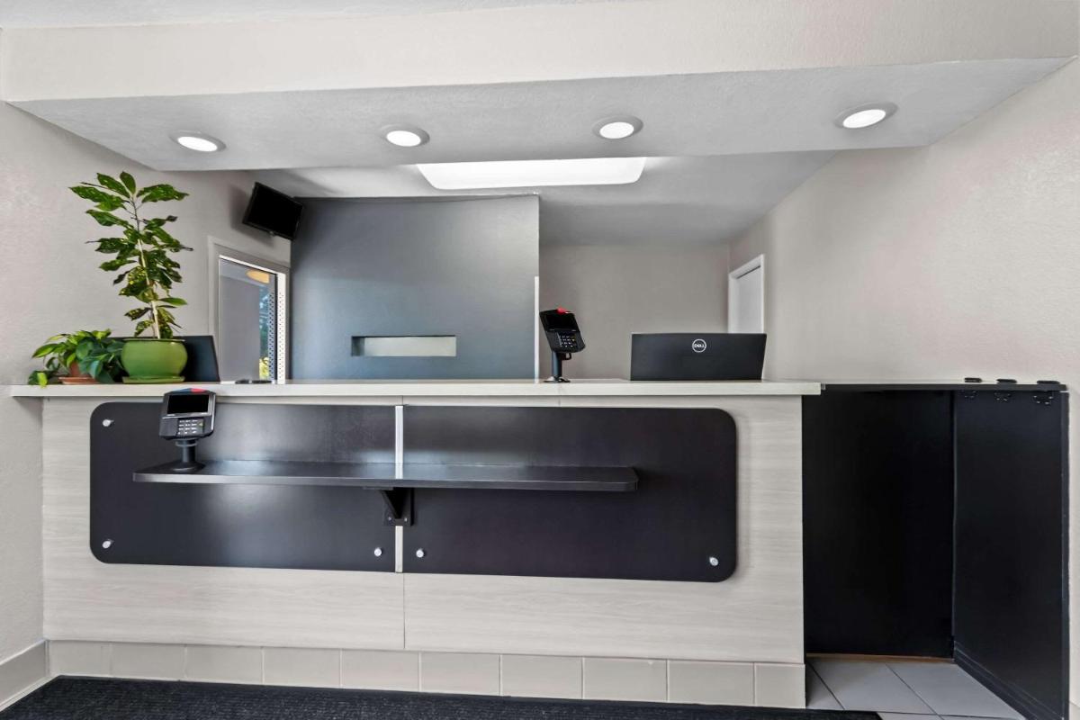 Econo Lodge - Housity