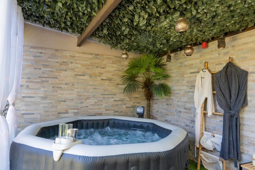 Une Clé Pour Deux - Chambre romantique avec Patio & Spa privatifs - Housity