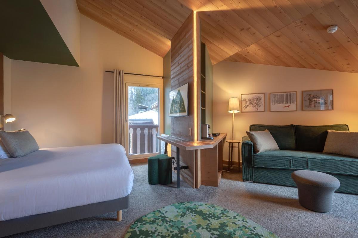 une chambre d'hôtel avec un lit et un canapé dans l'établissement Lykke Hôtel & Spa Chamonix - ex Mercure, à Chamonix-Mont-Blanc 72 autres photos