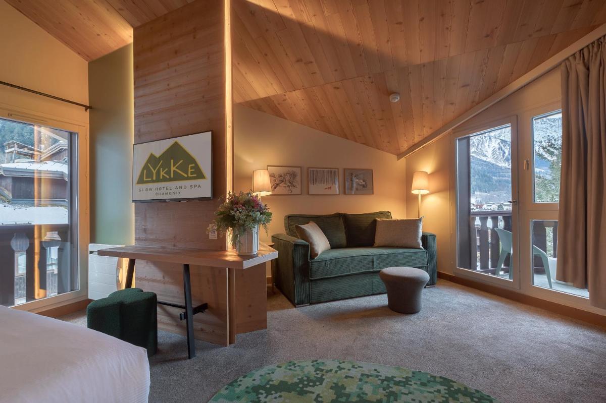 une chambre avec un lit, un canapé et une table dans l'établissement Lykke Hôtel & Spa Chamonix - ex Mercure, à Chamonix-Mont-Blanc