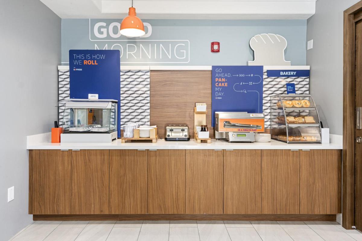 Holiday Inn Express Hotel & Suites Lincoln-Roseville Area by IHG - Housity