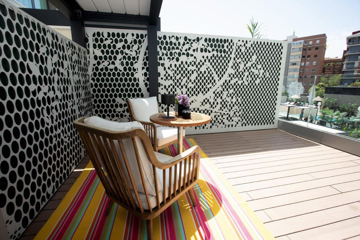 Un balcón con una mesa y una computadora portátil encima. en Barceló Imagine, en Madrid