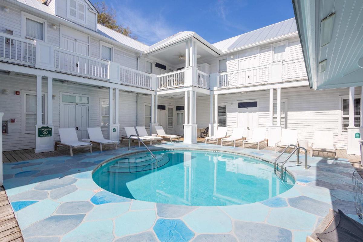 Deluxe Queen at the Curry Mansion - Parking & Heated Pool! - Hizvo
