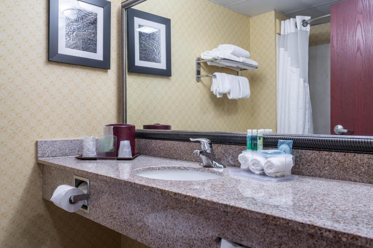 Holiday Inn Express & Suites Roanoke Rapids by IHG - Housity