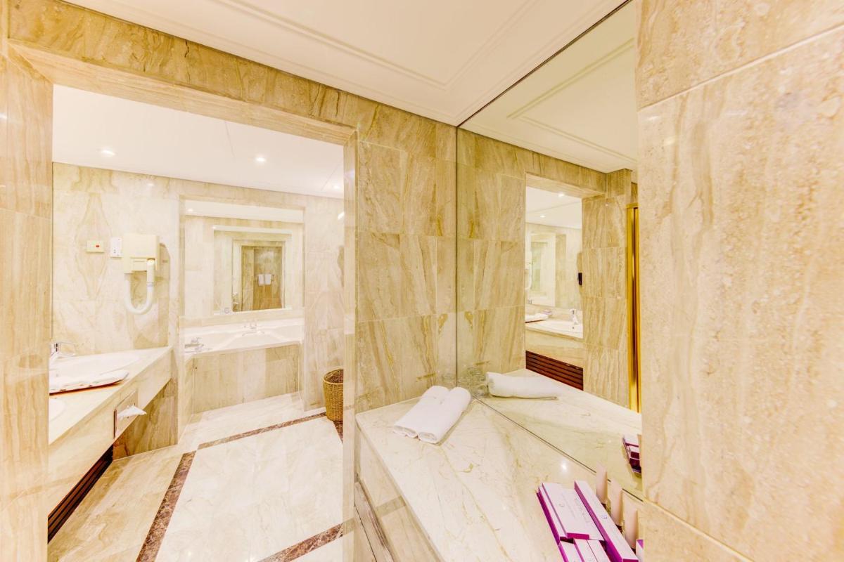 Cinnamon Lakeside - Housity