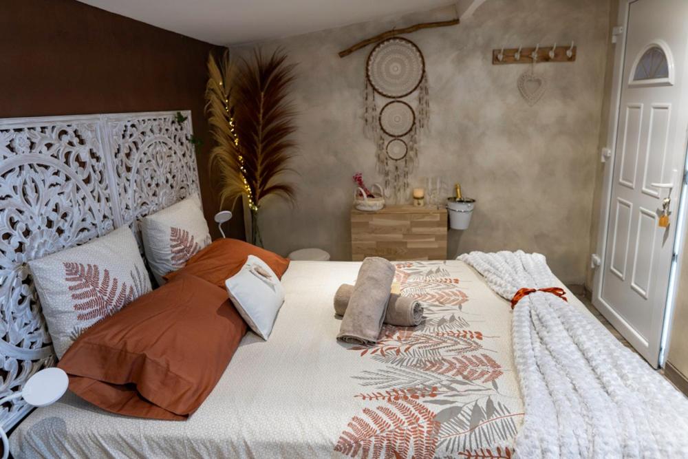 Une Clé Pour Deux - Chambre romantique avec Patio & Spa privatifs - Housity