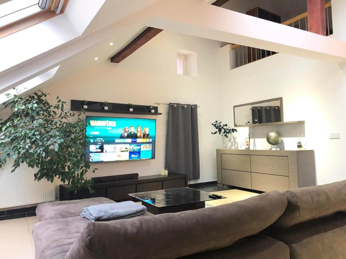 Cozy 120m Apartment with 3 Bedrooms and 1 Cinema - Housity