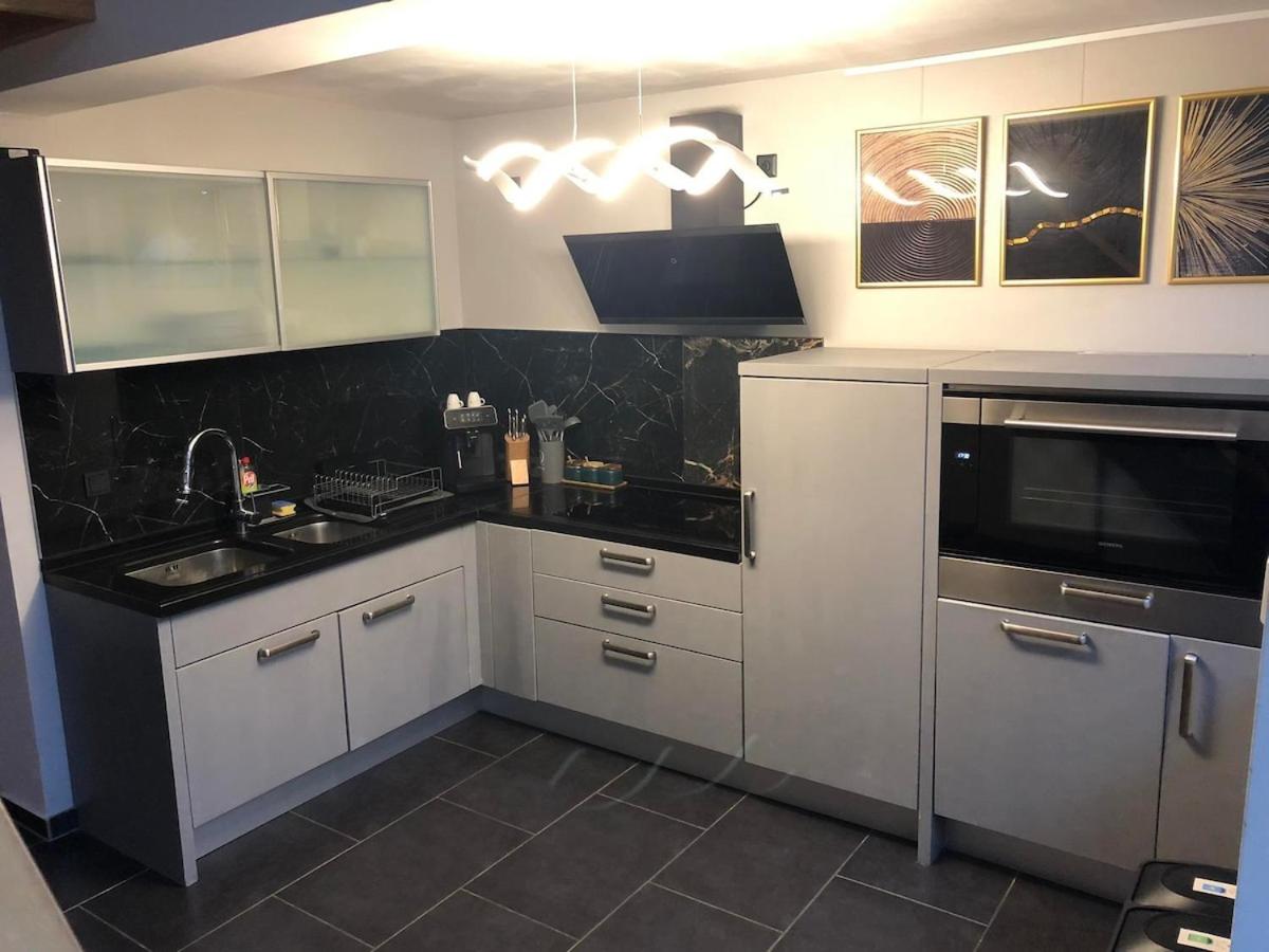 Cozy 120m Apartment with 3 Bedrooms and 1 Cinema - Housity