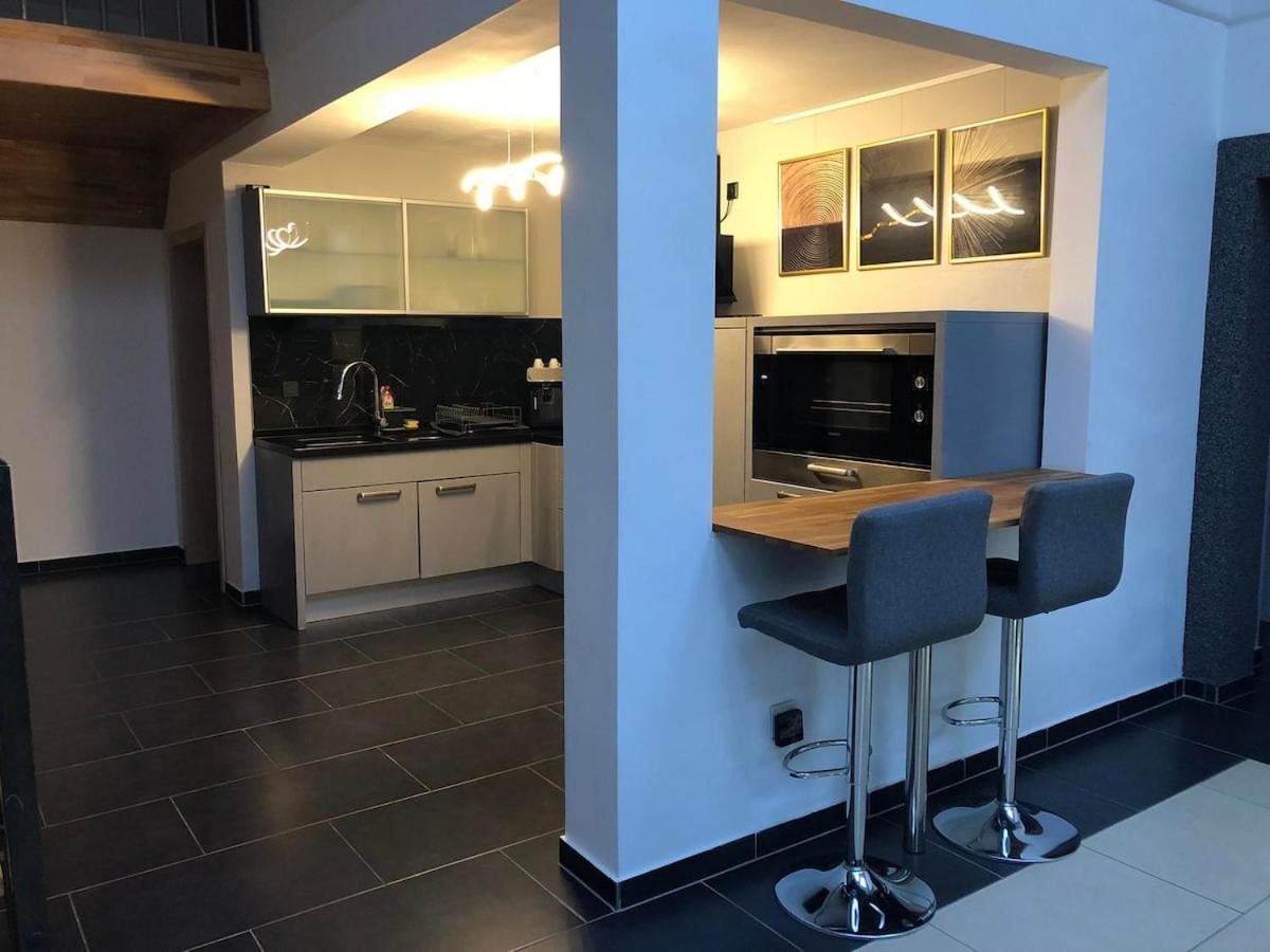 Cozy 120m Apartment with 3 Bedrooms and 1 Cinema - Housity