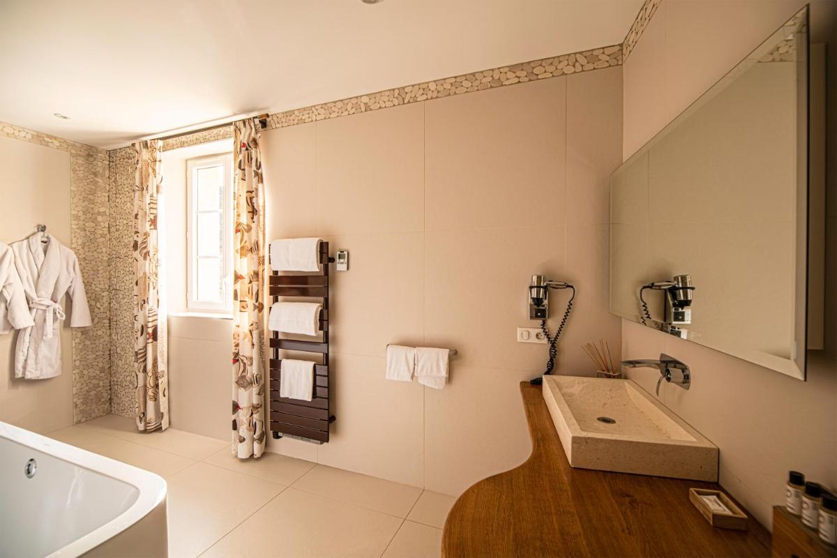Salle de bains dans l'établissement Château de la Falque, The Originals Relais