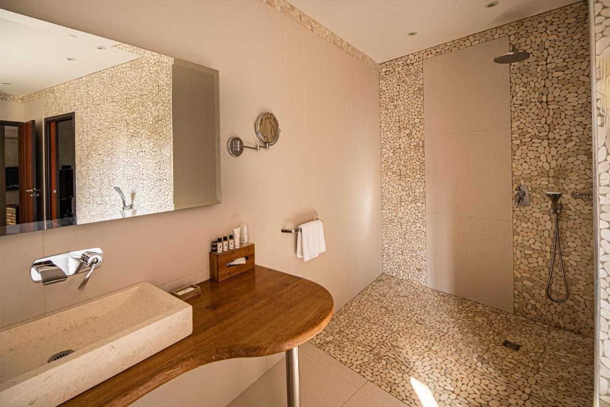 Salle de bains dans l'établissement Château de la Falque, The Originals Relais