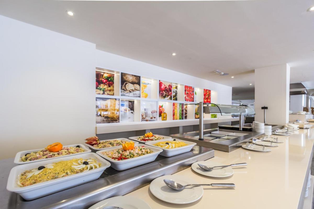 Comida en o cerca de este apartahotel