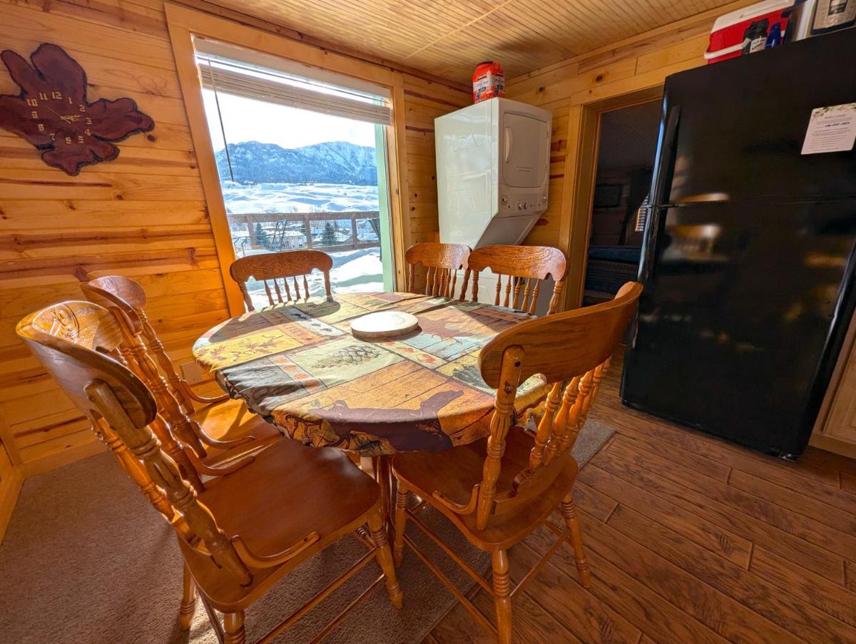 Yellowstone Treasure Guesthouses on the River - Housity